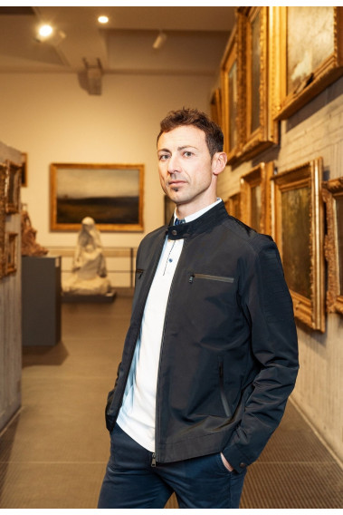 Homme portant le blouson ENZO marine. Il comporte 2 poches poitrine et 2 poches verticales.