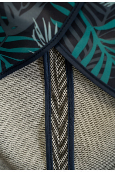 Zoom sur les détails du design tropical de la veste JEFF grise.