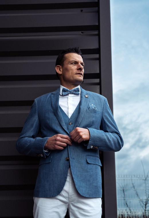 Homme portant la veste JEFFERSON bleu. Elle comporte une poche poitrine et 2 poches à rabat.