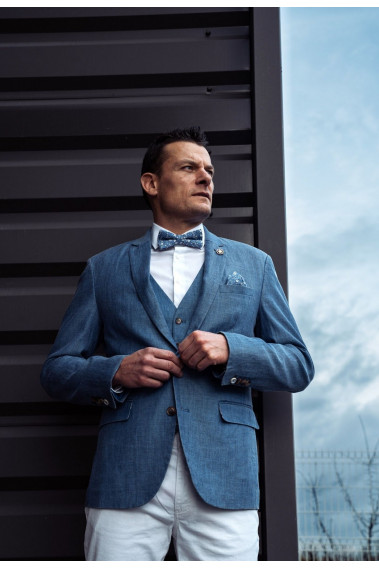 Homme portant la veste JEFFERSON bleu. Elle comporte une poche poitrine et 2 poches à rabat.
