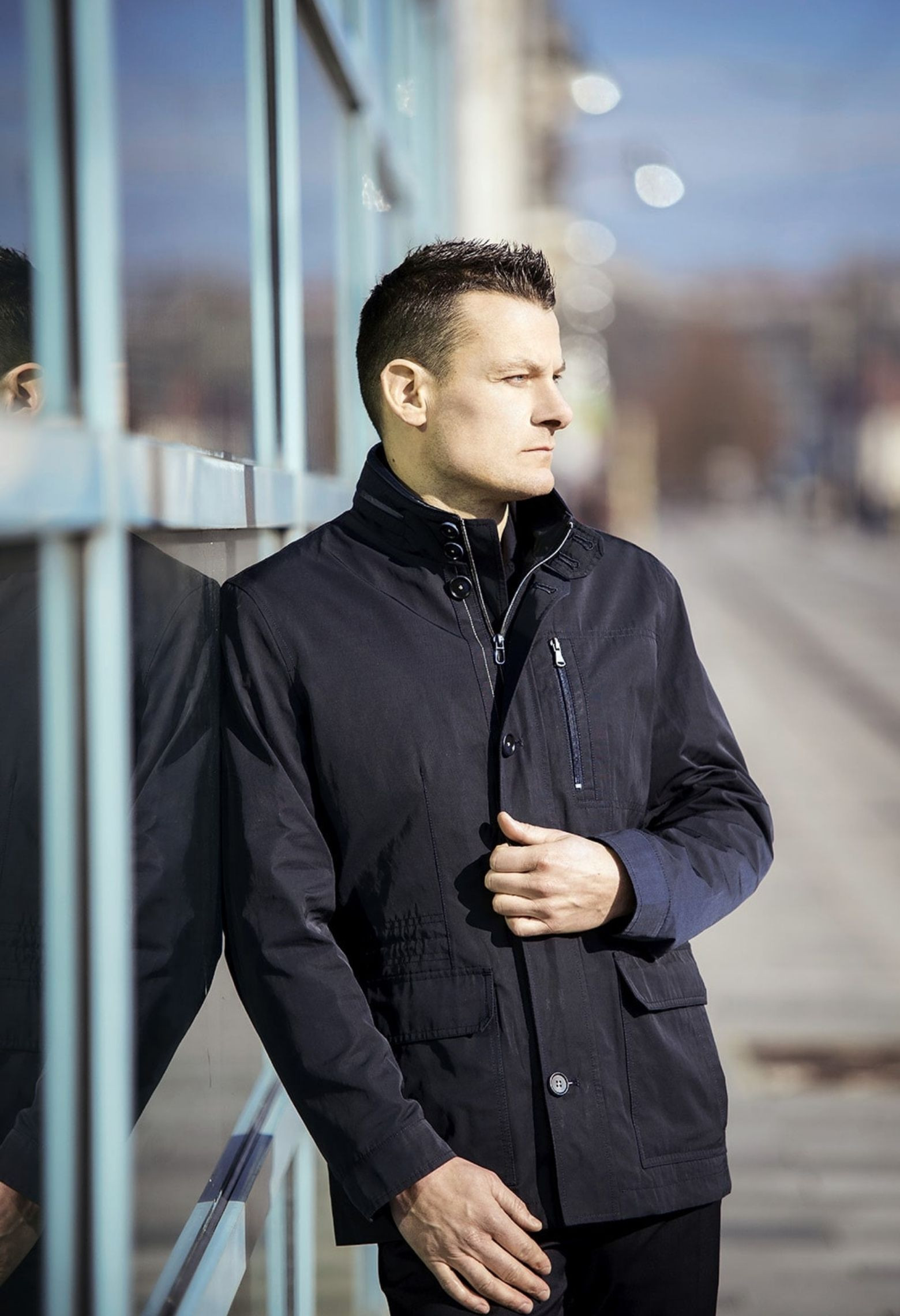 Homme portant la parka  KILIAN marine. Elle comporte une poche poitrine, 2 poches plaquées à rabat.