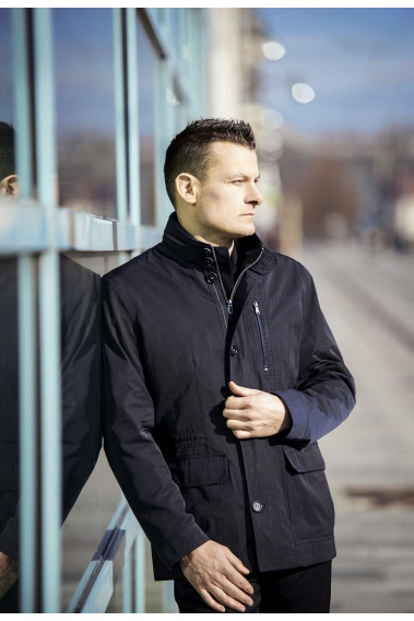Homme portant la parka  KILIAN marine. Elle comporte une poche poitrine, 2 poches plaquées à rabat.
