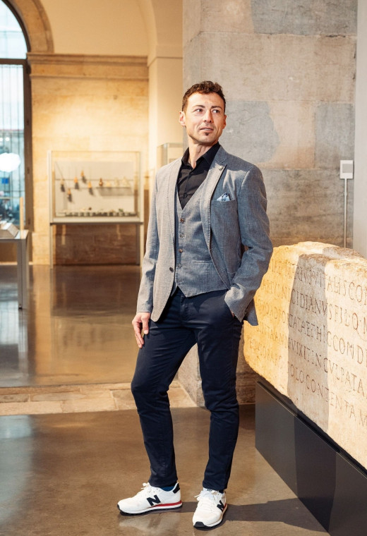 Homme portant la veste LENY bleu jean. Elle comporte une poche poitrine et 2 poches plaquées.