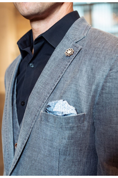 Zoom sur la veste LENY bleu jean. L'homme porte un mouchoir de poche.