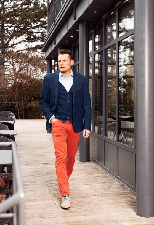 Homme portant le Gilet LYMA bleu jean comportant 5 boutons et une poche poitrine.