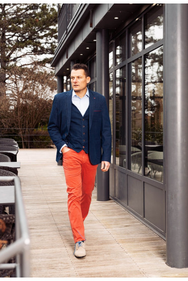 Homme portant le Gilet LYMA bleu jean comportant 5 boutons et une poche poitrine.