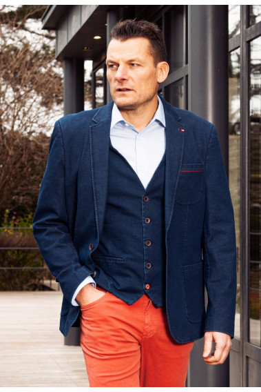 Homme portant le Gilet LYMA bleu jean comportant 5 boutons et une poche poitrine.