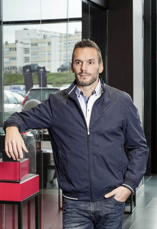 Homme portant le blouson MATTY marine. Il comporte 2 poches sur les côtés.