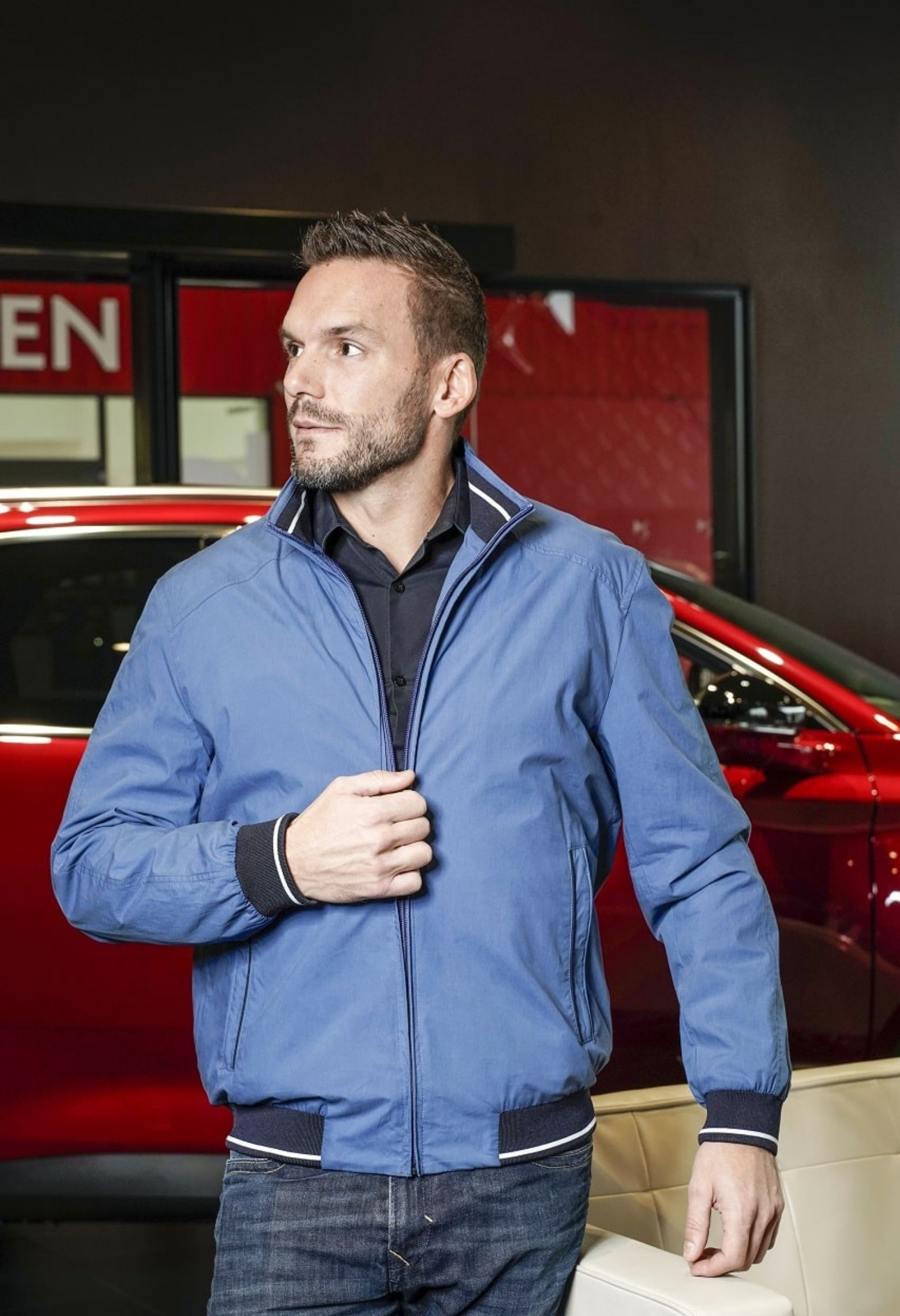 Homme portant le blouson MATTY bleu clair. Il comporte 2 poches côtés.