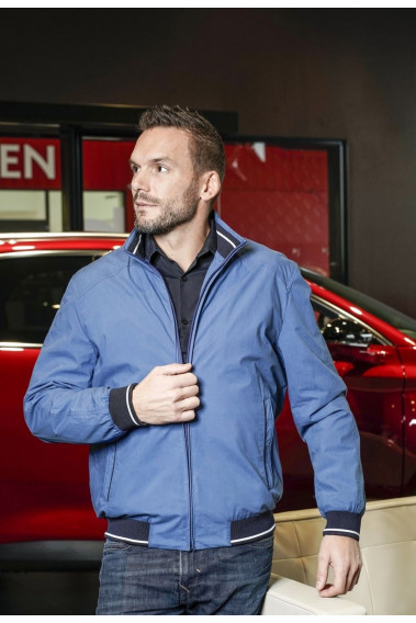 Homme portant le blouson MATTY bleu clair. Il comporte 2 poches côtés.