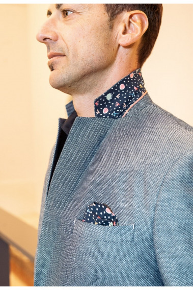 Zoom sur le dessous de col et le mouchoir de poche de la veste MILDA bleue.