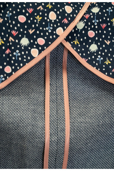 Zoom sur les détails de l'intérieur de la veste MILDA bleue.