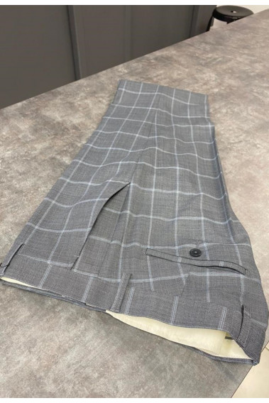 Homme portant le pantalon SULTAN à carreaux gris. Il comporte 2 poches avant et 2 poches arrière.