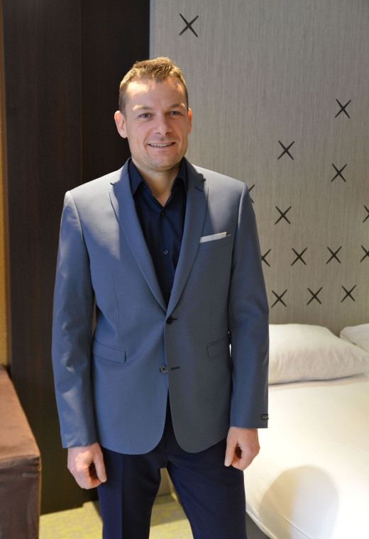 Homme portant la veste SULTAN gris bleuté. Elle comporte une poche poitrine et 2 poches rabats