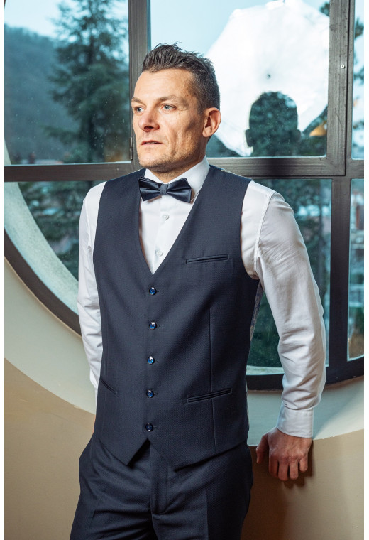 Homme portant le gilet CHRIS marine accompagné d'un nœuds papillon.