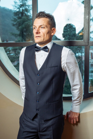 Homme portant le gilet CHRIS marine accompagné d'un nœuds papillon.