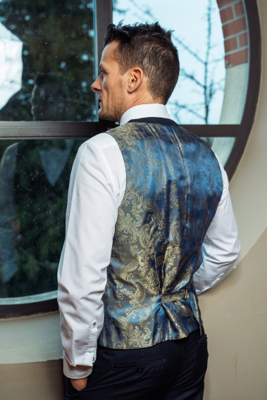 Homme de dos portant le gilet CHRIS marine avec possibilité de le resserrer.