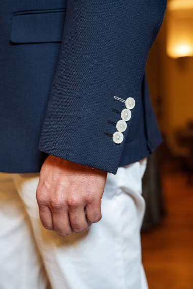 Zoom sur la manche du blazer PESSOA marine. Il comporte 4 boutons.