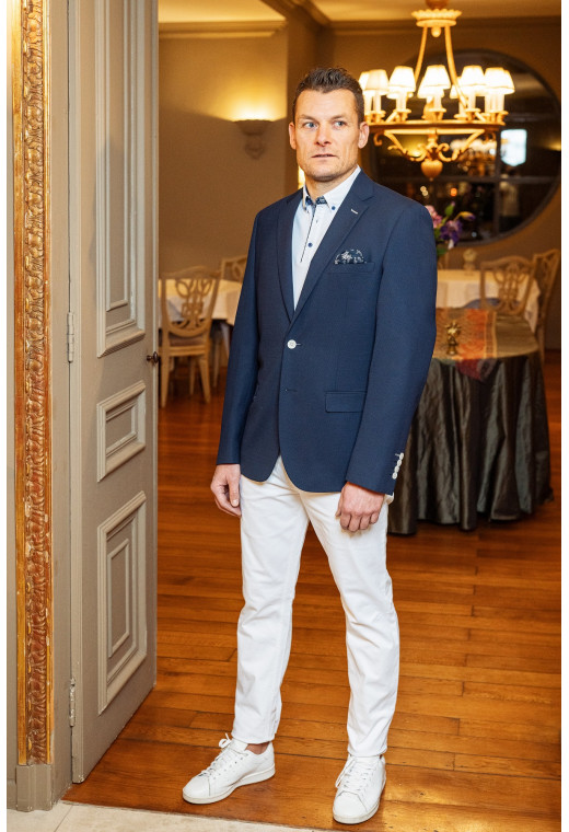 Homme portant le blazer PESSOA marine. Il comporte une poche poitrine et 2 poche à rabat.