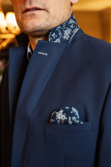 Zoom sur les détails du dessous de col et du mouchoir de poche du Blazer PESSOA marine.