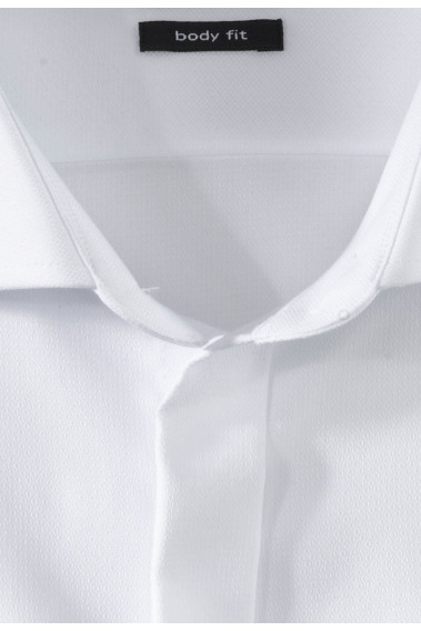 Zoom sur le col de la chemise slim blanche  mousquetaire.