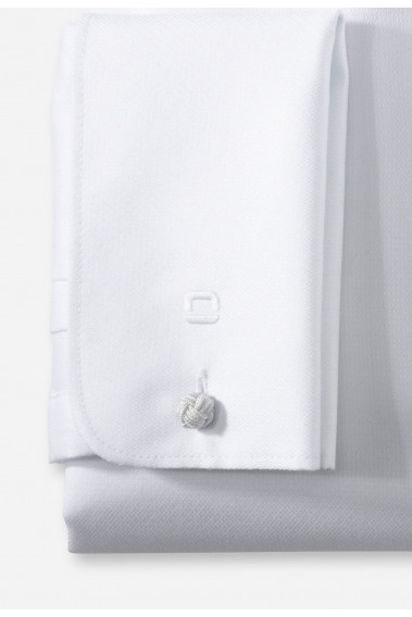 Zoom sur le bouton de la manche de la chemise slim blanche mousquetaire.