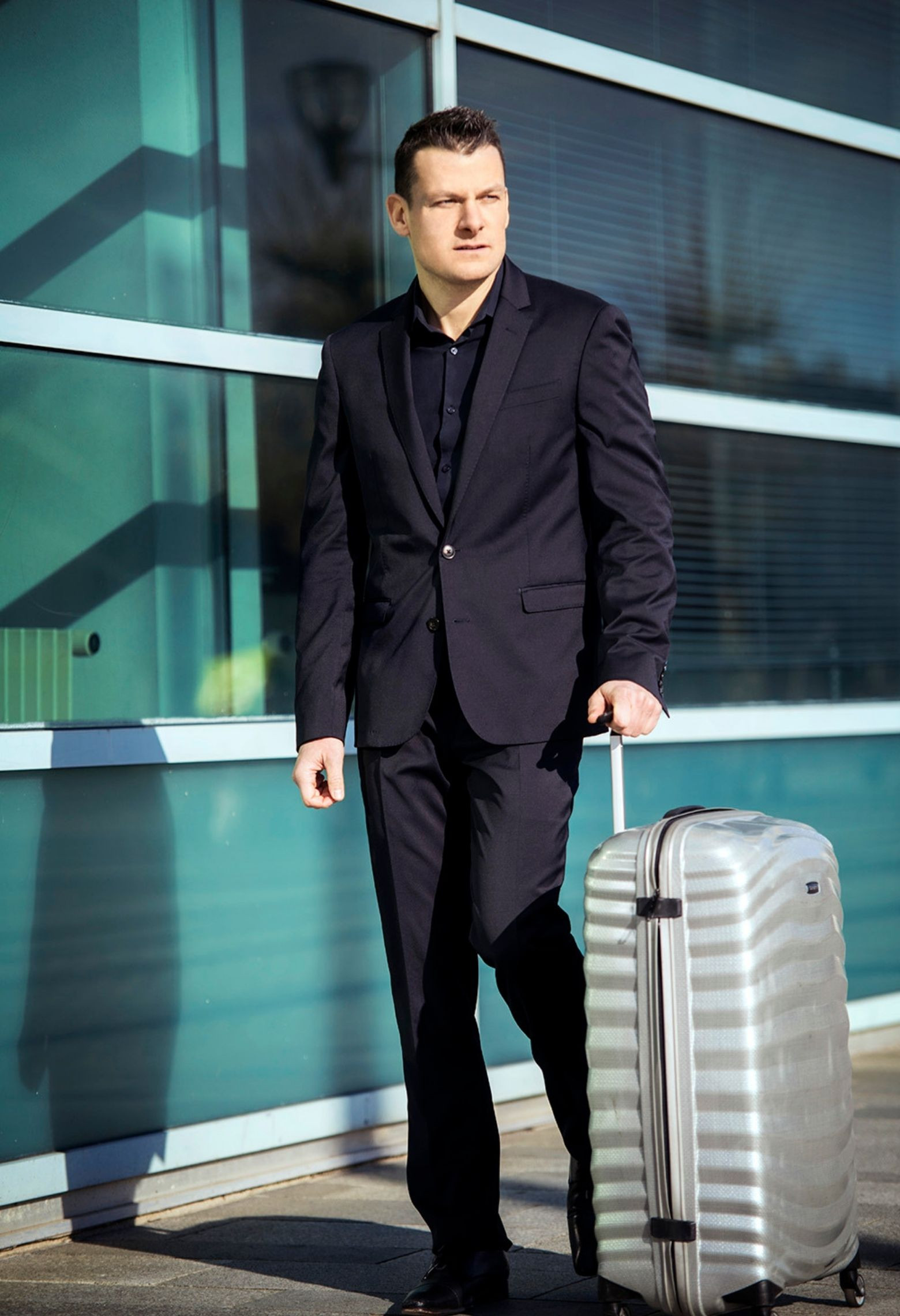 Homme portant le pantalon VOYAGE marine. Il comporte 2 poches avant et 2 poches arrière.