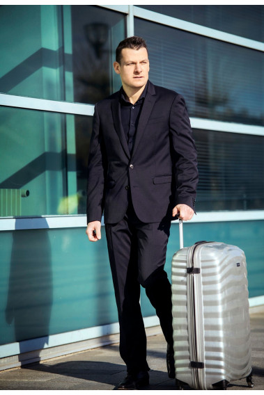 Homme portant le pantalon VOYAGE marine. Il comporte 2 poches avant et 2 poches arrière.