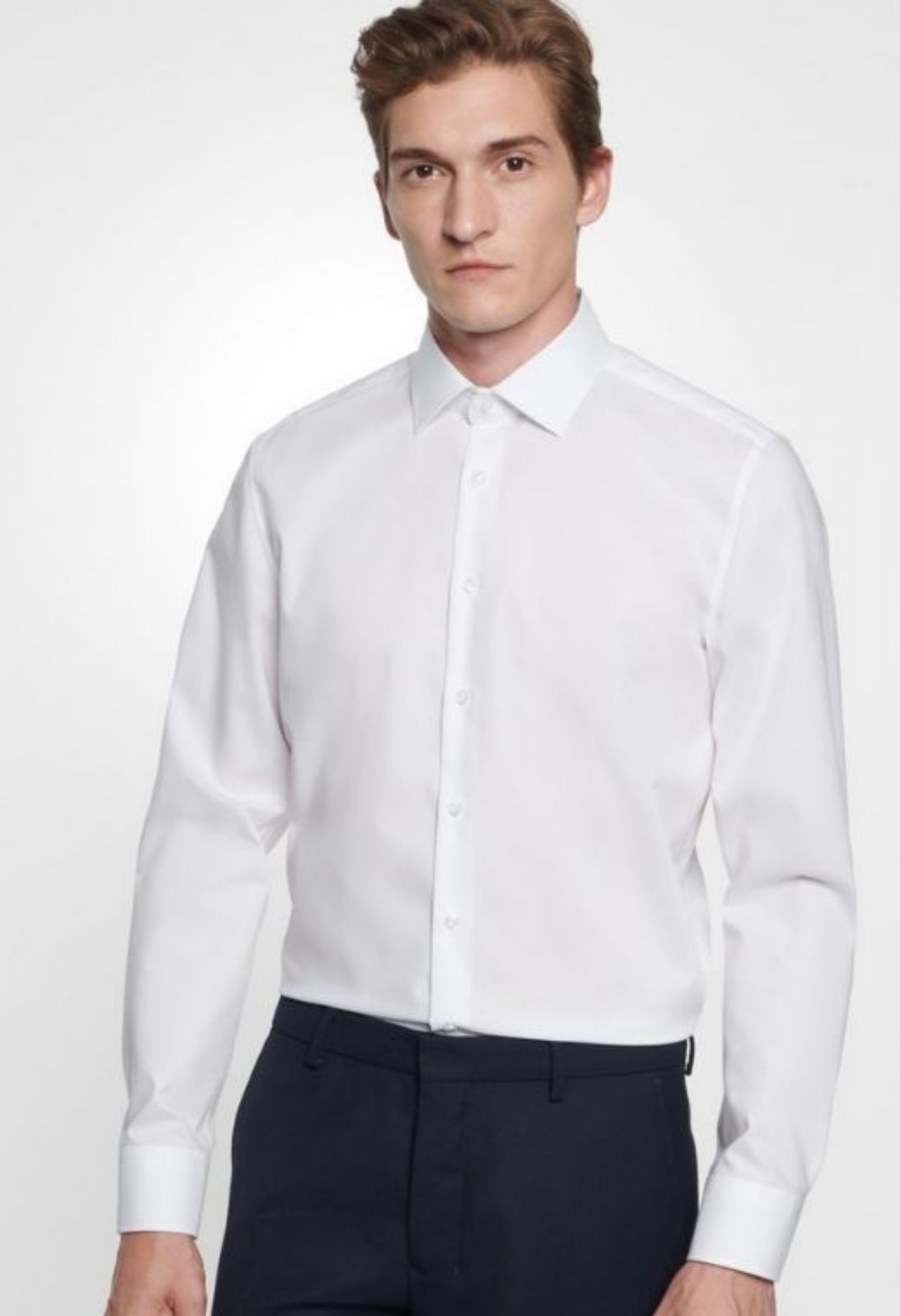 Homme portant la chemise slim unie blanche manches longues.