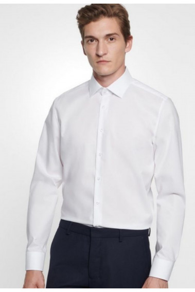 Homme portant la chemise slim unie blanche manches longues.