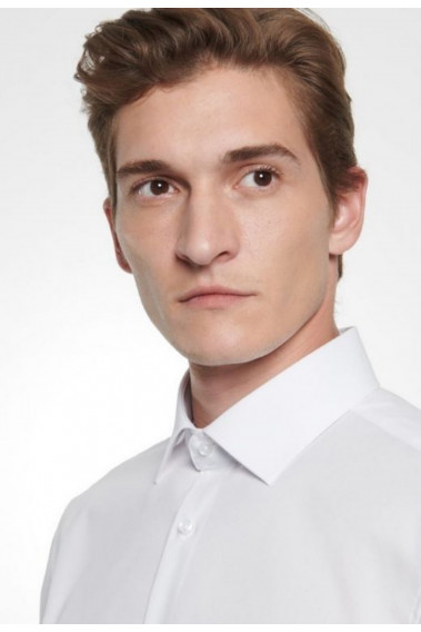 Zoom sur le col de la chemise slim unie blanche.