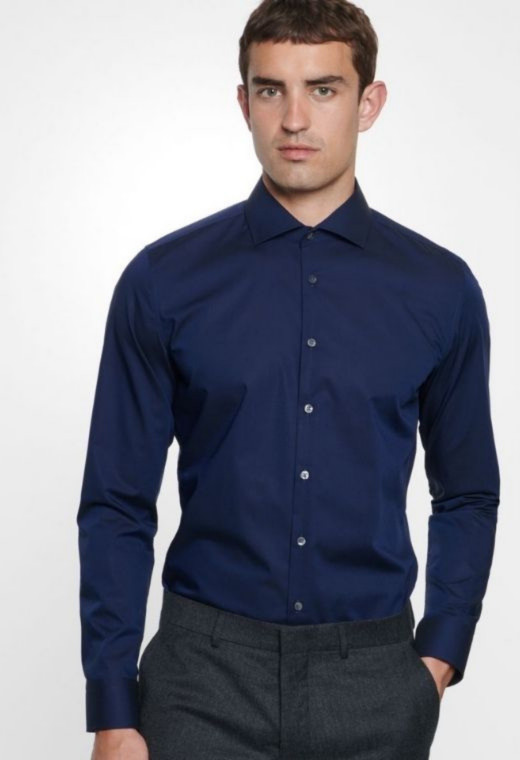 Homme portant la chemise slim unie marine manches longues.