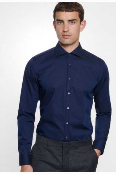 Homme portant la chemise slim unie marine manches longues.