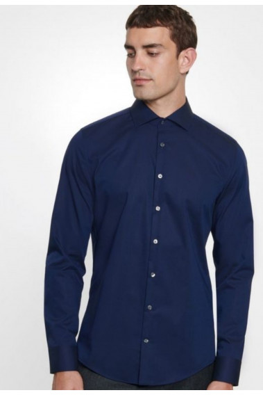 Homme portant la chemise slim unie marine manches longues.
