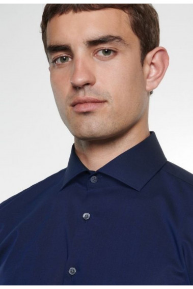 Zoom sur le col de la chemise slim unie marine.