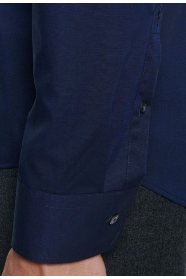 Zoom sur la manche de la chemise slim unie marine.