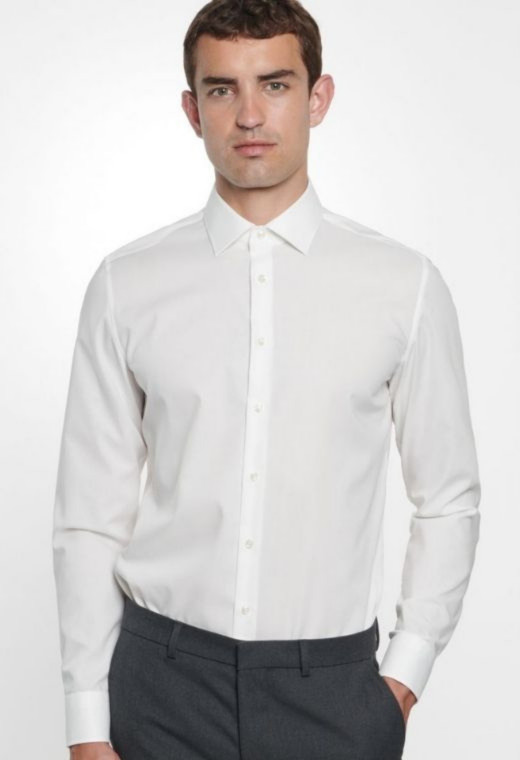 Homme portant la chemise slim unie écrue manches longues.
