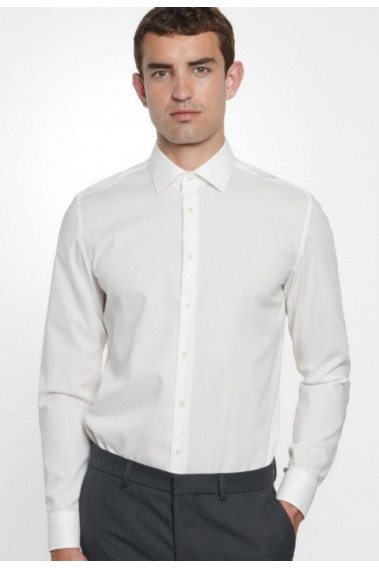 Homme portant la chemise slim unie écrue manches longues.