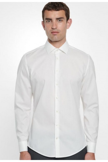 Homme portant la chemise slim unie écrue manches longues.