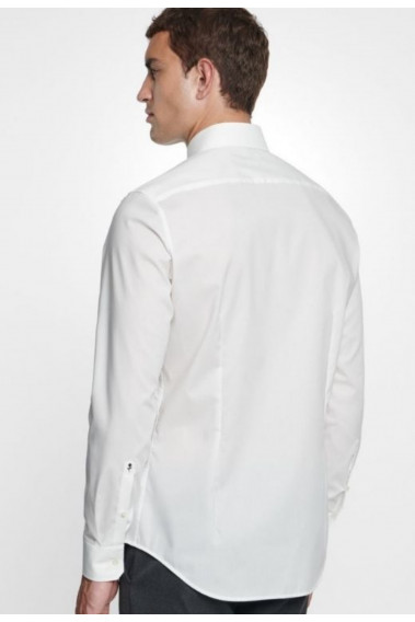 Homme de dos portant la chemise slim unie écrue.