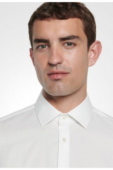 Zoom sur le col de la chemise slim unie écrue.