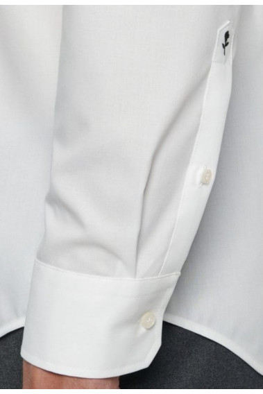 Zoom sur la manche de la chemise slim unie écrue.