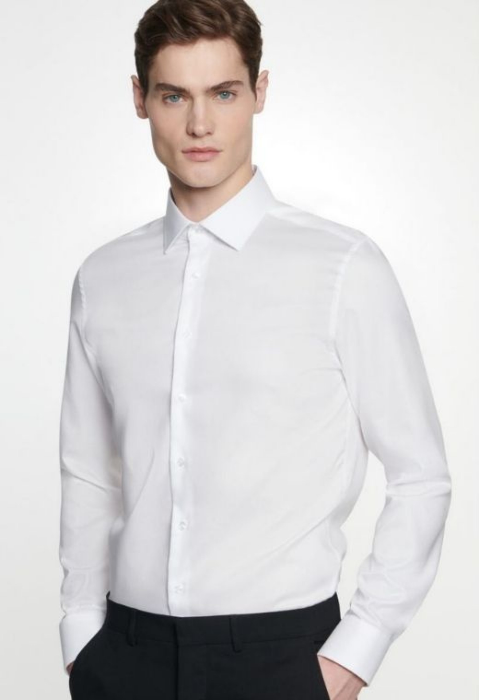 Homme portant la chemise slim armurée blanche manches longues.