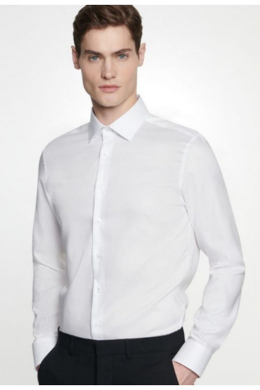 Homme portant la chemise slim armurée blanche manches longues.