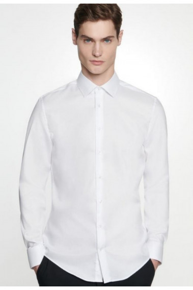 Homme portant la chemise slim armurée blanche manches longues.