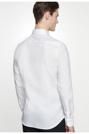 Homme de dos portant la chemise slim armurée blanche.