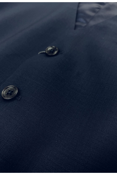 Zoom sur le gilet CHRIS marine qui comporte 5 boutons.