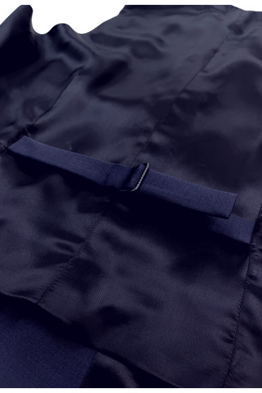 Zoom sur le dos du gilet CHRIS marine. Il comporte une patte de serrage.