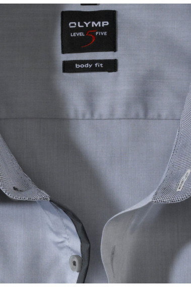 Zoom sur le col de la chemisette slim chinée grise.