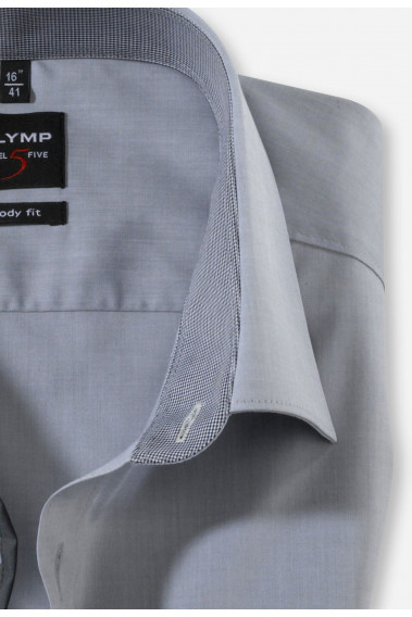 Zoom sur le col de la chemisette slim chinée grise.